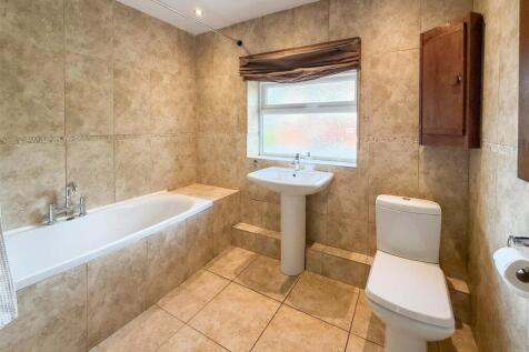 FAMILY BATHROOM/ W.C.