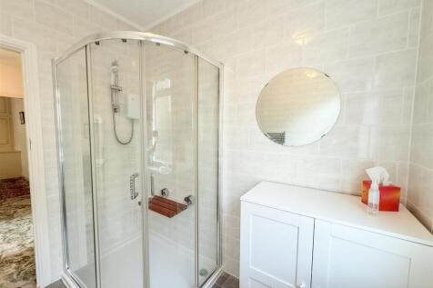 SHOWER ROOM/W,C,