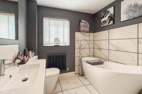 FAMILY BATHROOM/W.C.
