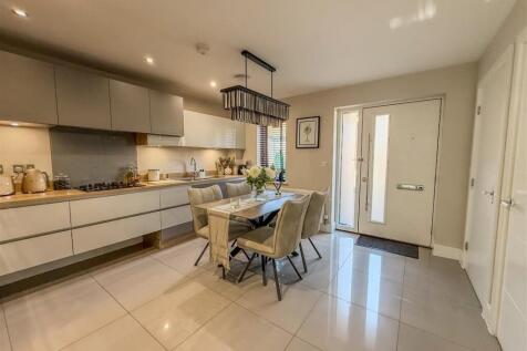 BREAKFASTING KITCHEN