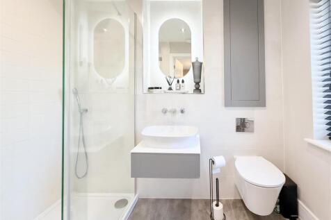 FAMILY BATHROOM/W.C.