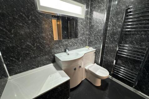 123 Easdale shower 3.jpg