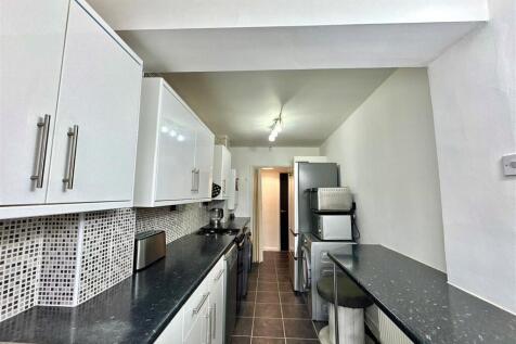 BREAKFASTING KITCHEN