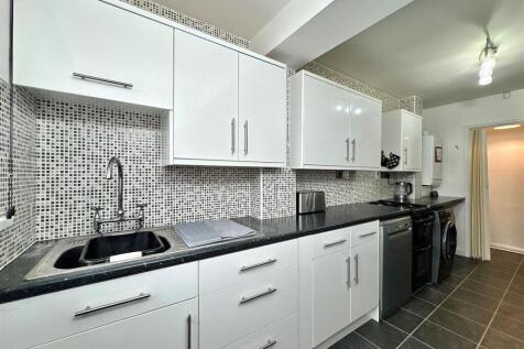 BREAKFASTING KITCHEN