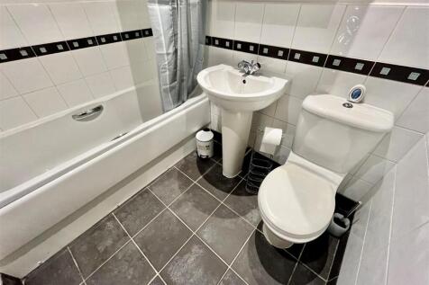 Main Bedroom En-suite.jpg