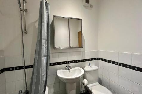 Main Bedroom En-suite 2.jpg