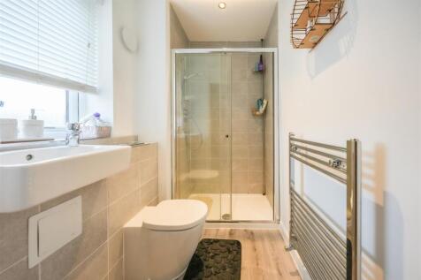 EN-SUITE SHOWER ROOM