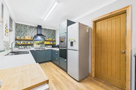 BREAKFASTING KITCHEN