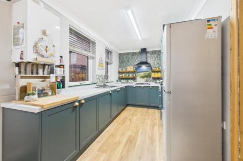 BREAKFASTING KITCHEN