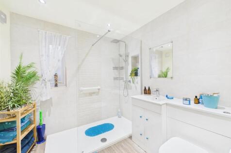 GROUND FLOOR SHOWER ROOM