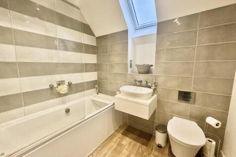 FAMILY BATHROOM /W.C.