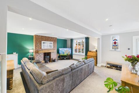 OPEN PLAN LOUNGE/DINING ROOM