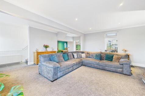 OPEN PLAN LOUNGE/DINING ROOM