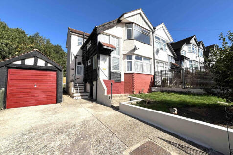 First Floor, 2 bed maisonette to rent with Garage