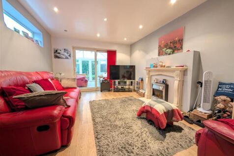 18 Martins Drive, Atherstone