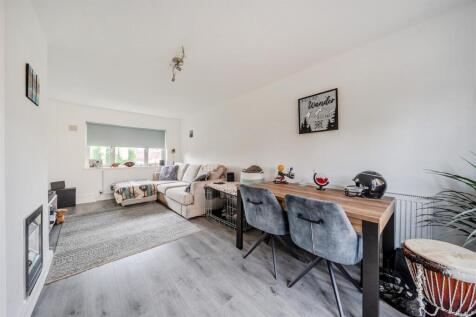 14 Queens Way, Hurley