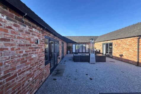 Courtyard Hillcroft Barn..jpeg