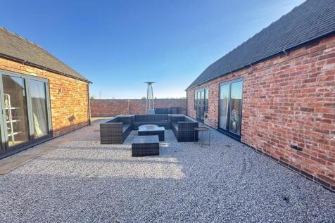 Courtyard 2 Hillcroft Barn..jpeg