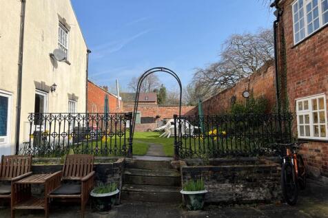 3 Bakers Court cuourtyad.jpg