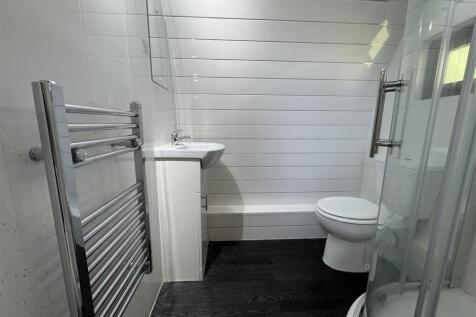 Shower room Lodge 3.jpg