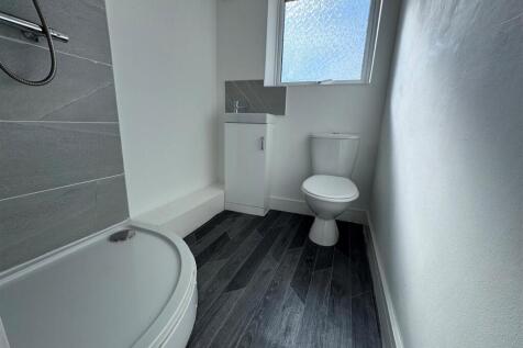 bathroom Flat 5 74 Mill St.jpg