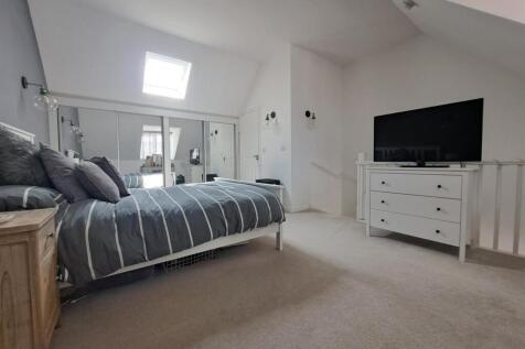 Dragonfly Way, Pineham