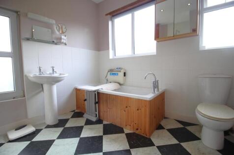 Bathroom 1.JPG