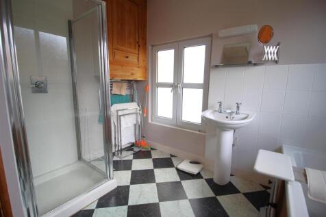 Bathroom2.JPG