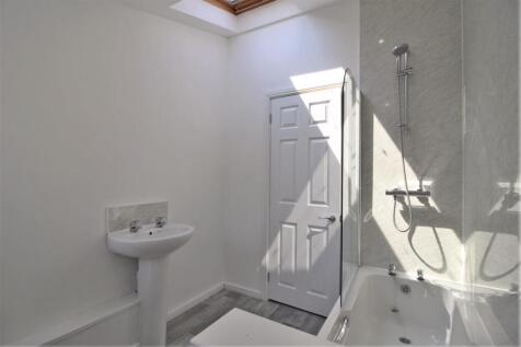 Family Bathroom (2).JPG