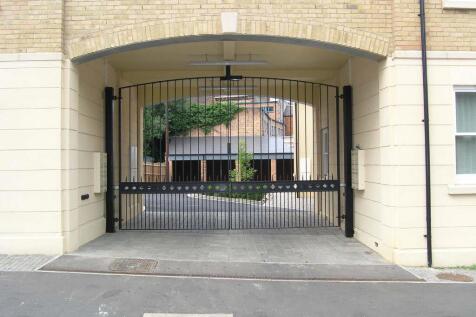 Windsor House, Windsor Court
