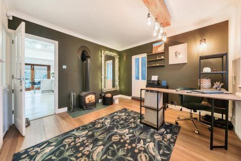 21 Watford Road, Crick