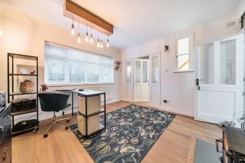 21 Watford Road, Crick