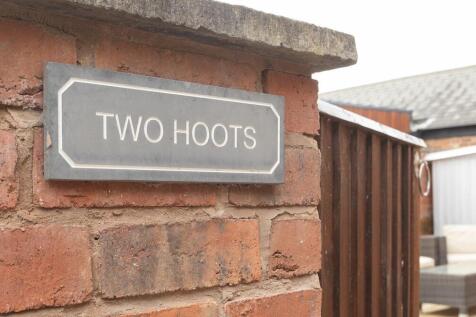 Two Hoots, Bourton