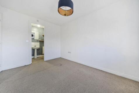 33 Farnborough Avenue