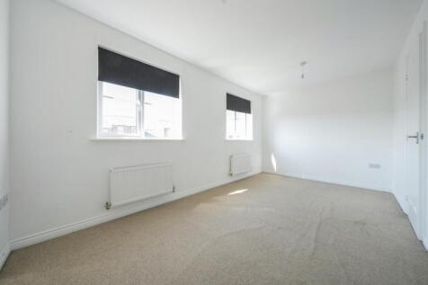 33 Farnborough Avenue