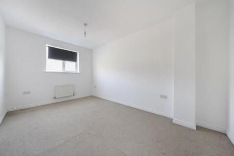 33 Farnborough Avenue