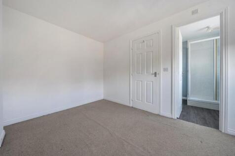 33 Farnborough Avenue