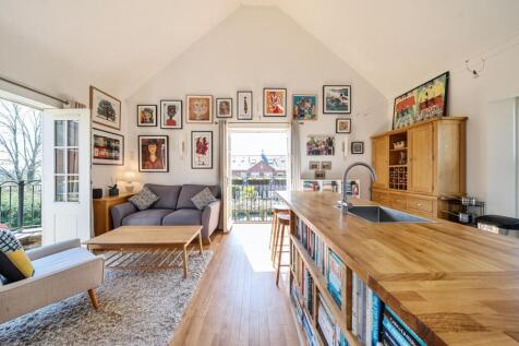 4 Wintour House, Guys Common