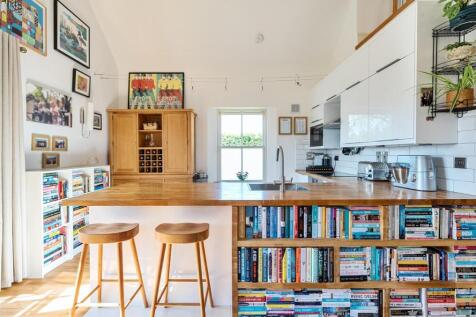 4 Wintour House, Guys Common