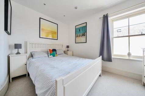 4 Wintour House, Guys Common