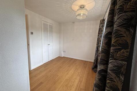 Bedroom 1.jpg