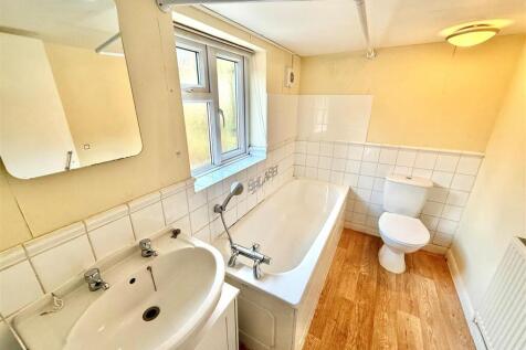 56 Broad Street Bathroom.jpg