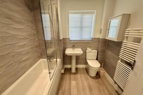 17 Foxglove Bathroom.jpg