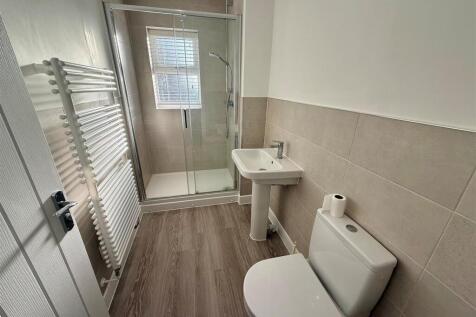 17 Foxglove Ensuite.jpg