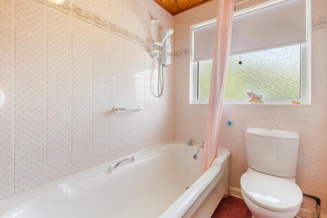 19 Bathroom 12 Deer Park Road Stoke Fleming - 2506