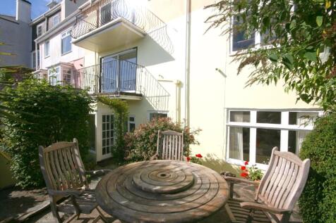 garden and apartment