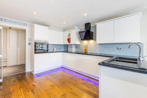 10 Kitchen 1 Lord Nelson Drive, Dartmouth, Townsta