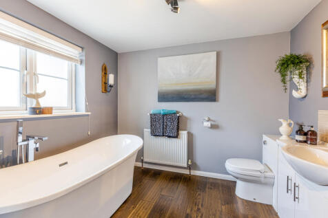 19 Bathroom 1 Lord Nelson Drive, Dartmouth, Townst