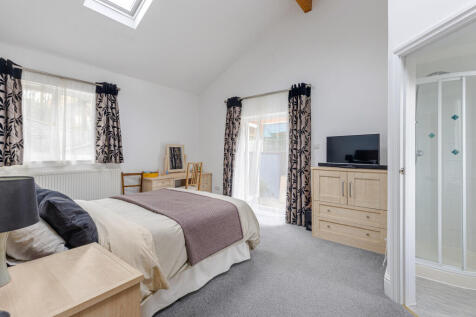 20 Bedroom 1 7 Broad Park Dartmouth - 250919