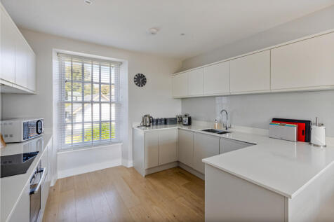 10 Kitchen 4 The Manor House, Hillfield - 250912